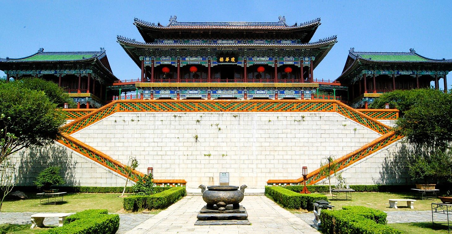 探索新圆明宫：穿越中国皇家风范之旅——怡博酒店（珠海拱北港富华利店）的完美文化之旅